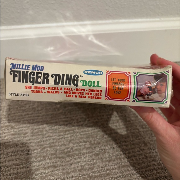 SOLD BROKEN in box vintage toy Remco Millie Mod Finger Ding doll - Picture 7 of 9